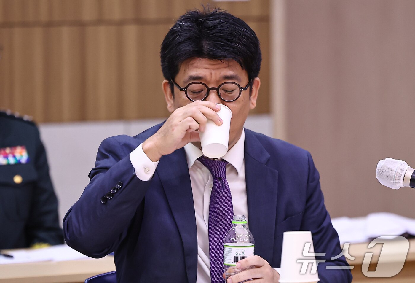 본문 이미지 - 김현수 주캄보디아 대사대리가 22일&#40;현지시간&#41; 캄보디아 프놈펜 주캄보디아 한국 대사관에서 열린 외교통일위원회 주캄보디아대사관·주베트남대사관·주태국대사관·주라오스대사관에 대한 국정감사에 출석해 물을 마시고 있다. 2025.10.22/뉴스1 ⓒ News1 김도우 기자