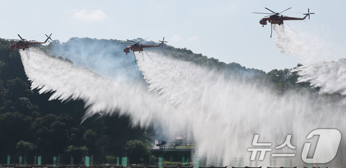 본문 이미지 - 22일 충남 공주 금강변에서 열린 2025 산불진화 통합훈련에서 산불진화 헬기들이 공중 진화를 전개하고 있다. 이날 훈련은 충남, 공주, 산림청, 소방, 군, 경찰, 기상청 등 7개 기관 총 650여 명이 참여 했으며 김민석 국무총리가 훈련을 참관했다. 2025.10.22/뉴스1 ⓒ News1 김기태 기자