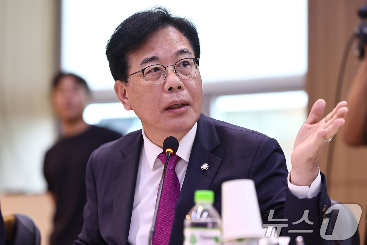 본문 이미지 - 송언석 국민의힘 원내대표가 22일&#40;현지시간&#41; 캄보디아 프놈펜 주캄보디아 한국 대사관에서 열린 외교통일위원회 주캄보디아대사관·주베트남대사관·주태국대사관·주라오스대사관에 대한 국정감사에서 질의를 하고 있다. 2025.10.22/뉴스1 ⓒ News1 김도우 기자