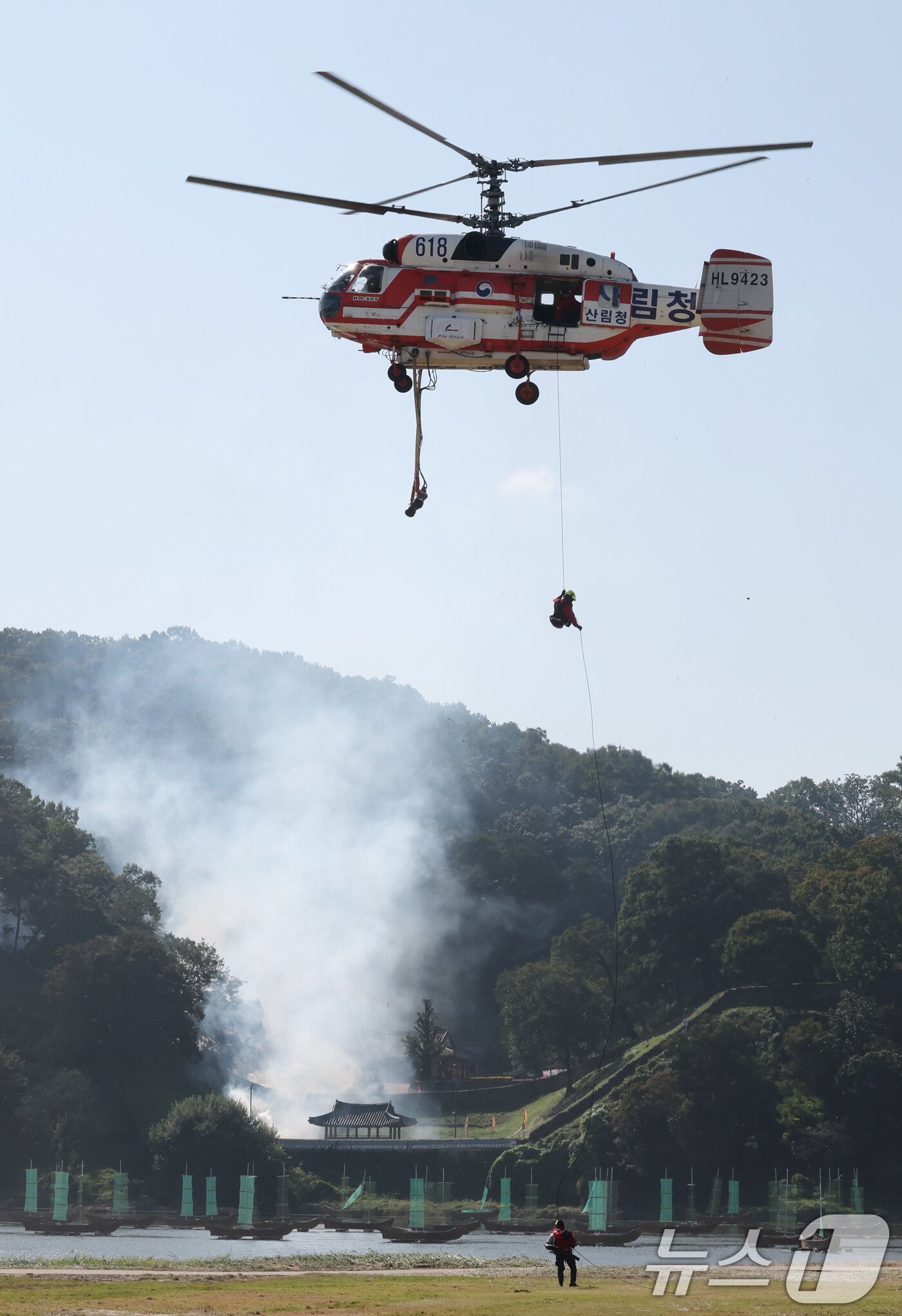본문 이미지 - 22일 충남 공주 금강변에서 열린 2025 산불진화 통합훈련에서 산불진화 헬기들이 공중 진화를 전개하고 있다. 이날 훈련은 충남, 공주, 산림청, 소방, 군, 경찰, 기상청 등 7개 기관 총 650여 명이 참여 했으며 김민석 국무총리가 훈련을 참관했다. 2025.10.22/뉴스1 ⓒ News1 김기태 기자