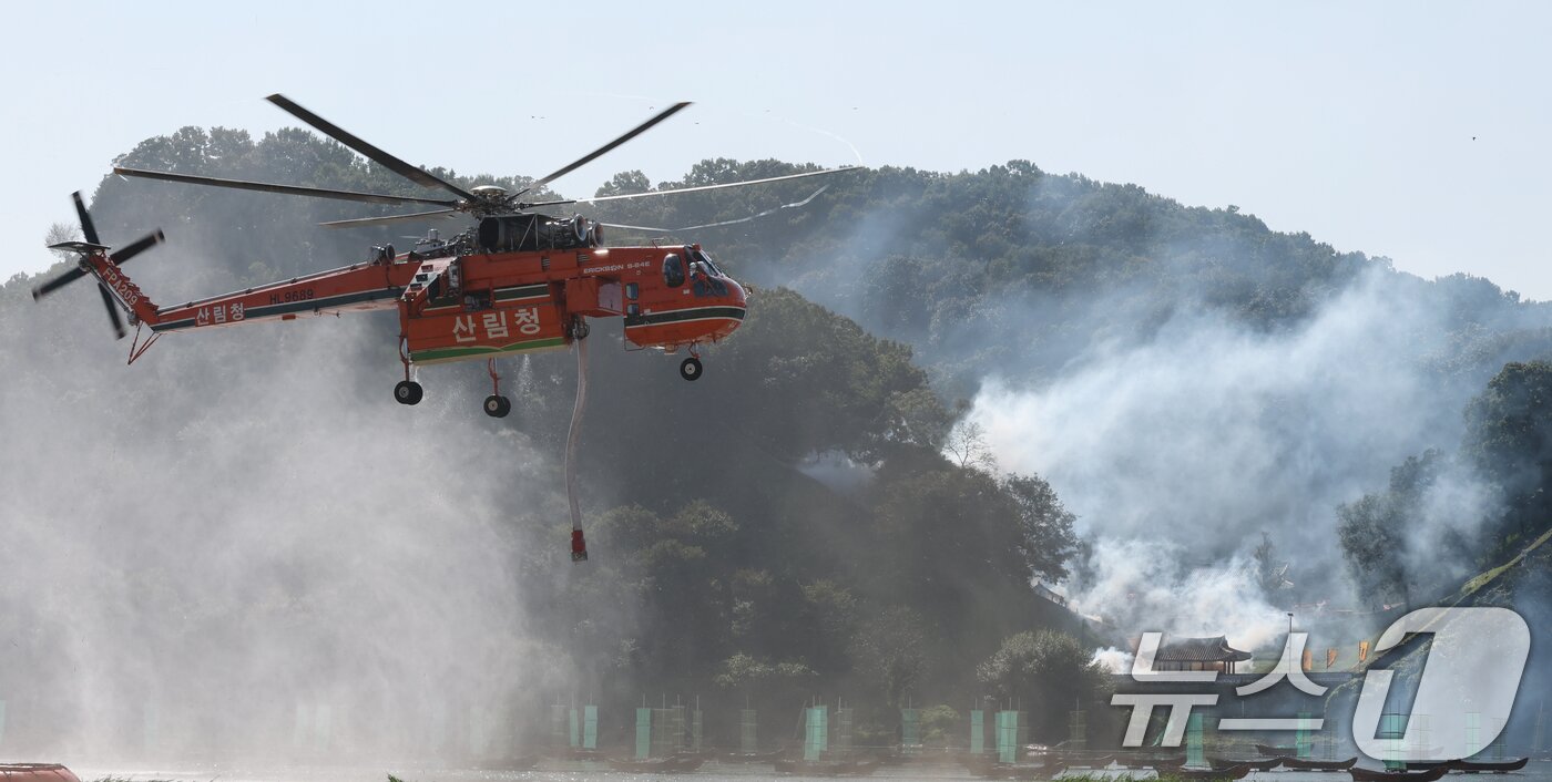 본문 이미지 - 22일 충남 공주 금강변에서 열린 2025 산불진화 통합훈련에서 산불진화 헬기들이 공중 진화를 전개하고 있다. 이날 훈련은 충남, 공주, 산림청, 소방, 군, 경찰, 기상청 등 7개 기관 총 650여 명이 참여 했으며 김민석 국무총리가 훈련을 참관했다. 2025.10.22/뉴스1 ⓒ News1 김기태 기자