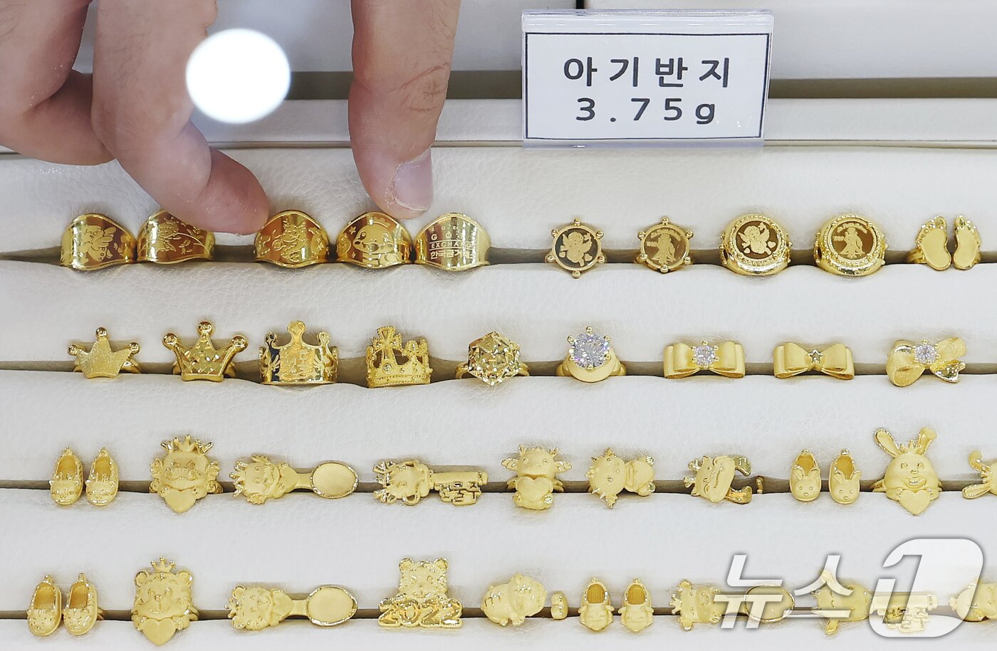 본문 이미지 - 사상 최고가를 경신하며 고공행진을 이어가던 국제 금값이 21일&#40;현지시간&#41; 하루만에 6% 넘게 급락했다.  사진은 22일 오후 서울 종로구 한국금거래소에 진열된 금반지 2025.10.22/뉴스1 ⓒ News1 김민지 기자