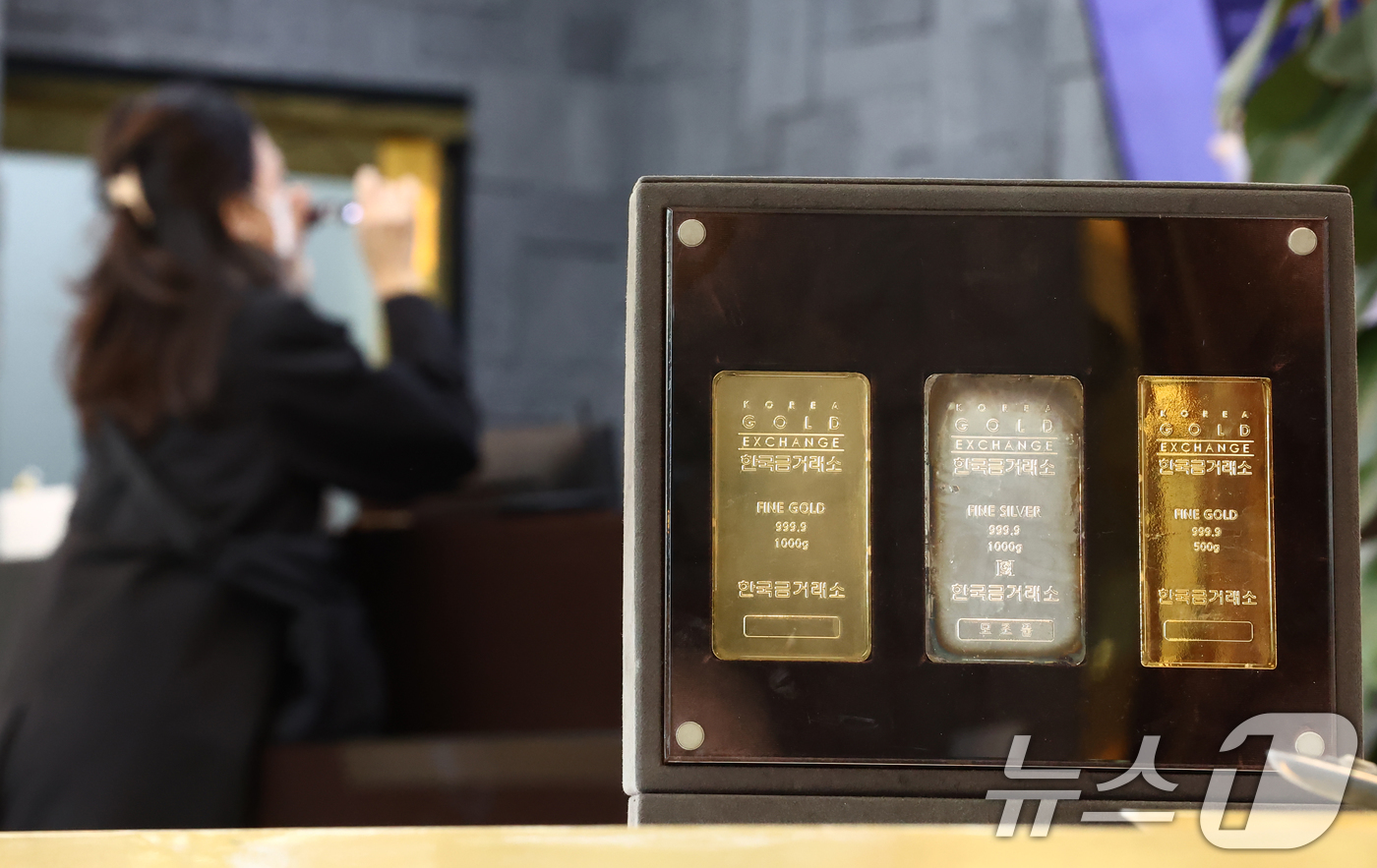 (서울=뉴스1) 김민지 기자 = 사상 최고가를 경신하며 고공행진을 이어가던 국제 금값이 21일(현지시간) 하루만에 6% 넘게 급락했다.로이터에 따르면 금 현물 가격은 이날 온스당 …