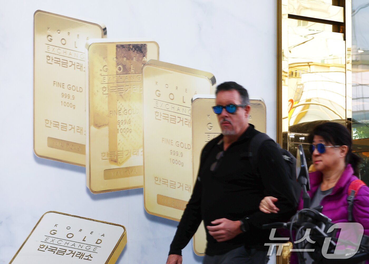 본문 이미지 - 사상 최고가를 경신하며 고공행진을 이어가던 국제 금값이 21일&#40;현지시간&#41; 하루만에 6% 넘게 급락했다.  사진은 22일 오후 서울 종로구 한국금거래소 모습. 2025.10.22/뉴스1 ⓒ News1 김민지 기자