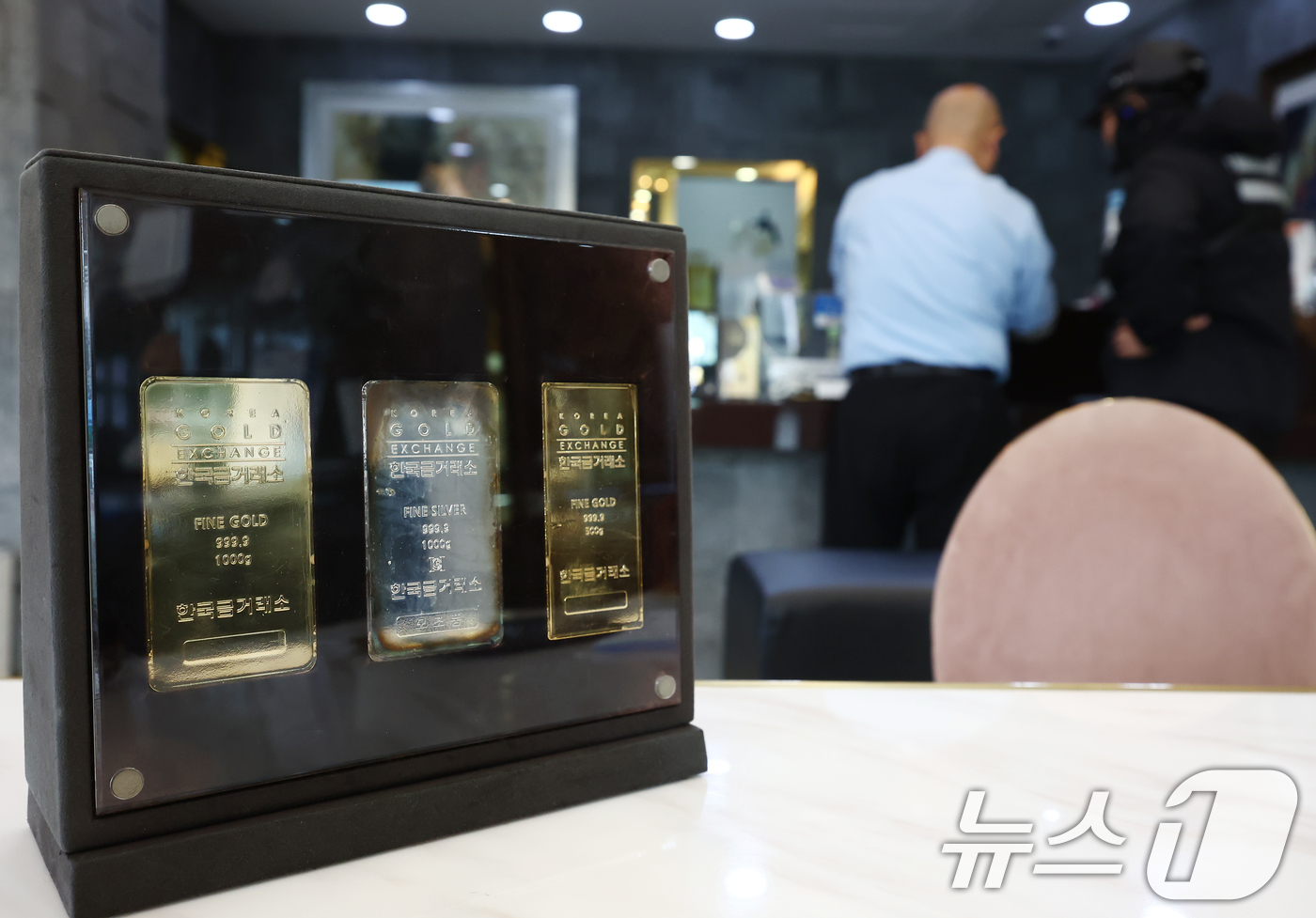 (서울=뉴스1) 김민지 기자 = 사상 최고가를 경신하며 고공행진을 이어가던 국제 금값이 21일(현지시간) 하루만에 6% 넘게 급락했다.로이터에 따르면 금 현물 가격은 이날 온스당 …