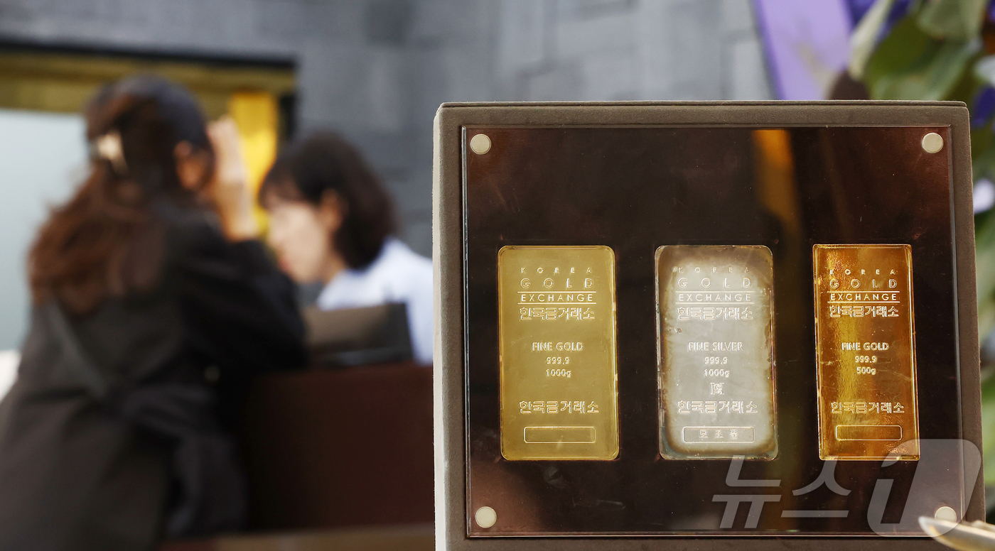 (서울=뉴스1) 김민지 기자 = 사상 최고가를 경신하며 고공행진을 이어가던 국제 금값이 21일(현지시간) 하루만에 6% 넘게 급락했다.로이터에 따르면 금 현물 가격은 이날 온스당 …