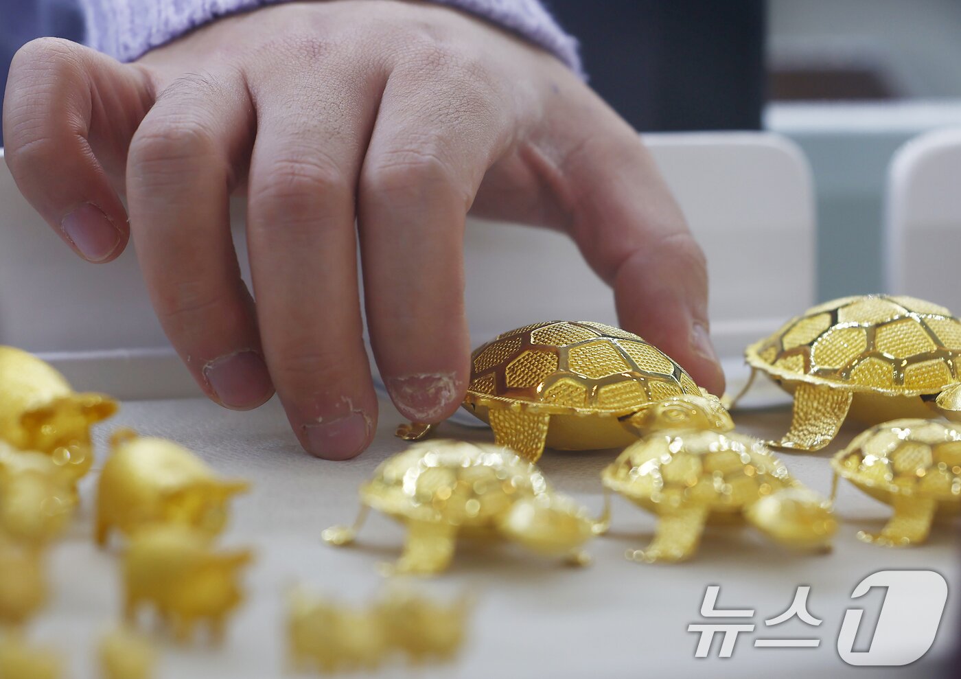 본문 이미지 - 사상 최고가를 경신하며 고공행진을 이어가던 국제 금값이 21일&#40;현지시간&#41; 하루만에 6% 넘게 급락했다. 사진은 22일 오후 서울 종로구 한국금거래소에 진열된 금. 2025.10.22/뉴스1 ⓒ News1 김민지 기자