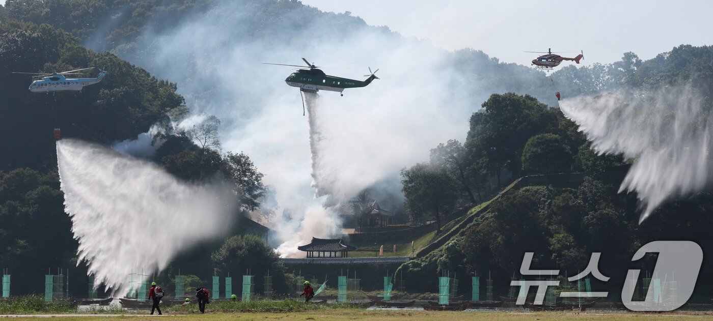 본문 이미지 - 22일 충남 공주 금강변에서 열린 2025 산불진화 통합훈련에서 산불진화 헬기들이 공중 진화를 전개하고 있다. 이날 훈련은 충남, 공주, 산림청, 소방, 군, 경찰, 기상청 등 7개 기관 총 650여 명이 참여 했으며 김민석 국무총리가 훈련을 참관했다. 2025.10.22/뉴스1 ⓒ News1 김기태 기자