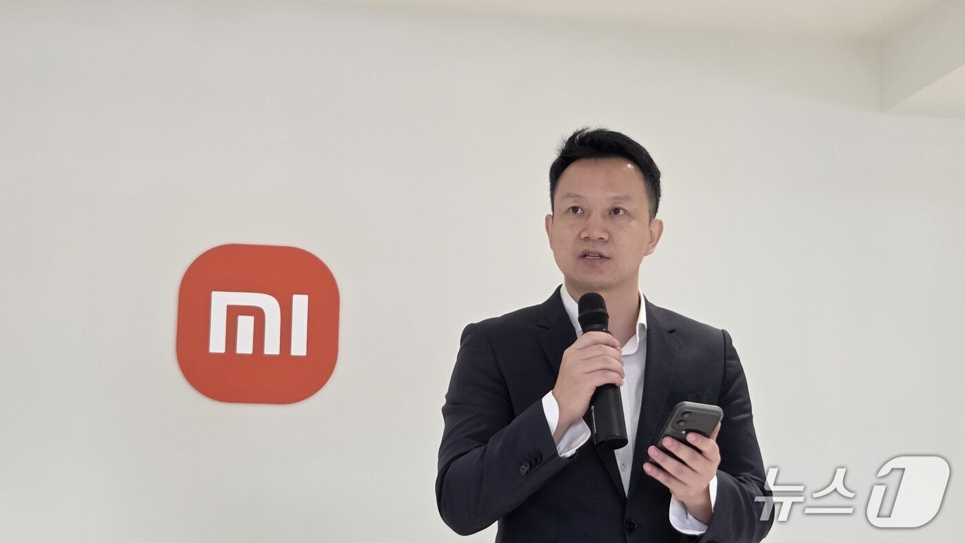 본문 이미지 - 조니 우 샤오미코리아 사장이 서울역 인근 익스클루시브 서비스 센터(Exclusive Service Center·ESC) 개소식에서 인사말을 하고 있다. 2025.10.22 뉴스1 ⓒNews1 김민석 기자