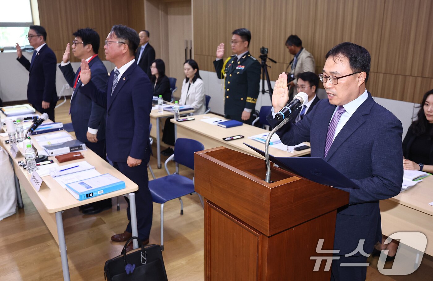 본문 이미지 - 최영삼 주베트남대사, 박용민 주태국대사, 정영수 주라오스대사, 김현수 주캄보디아 대사대리가 22일&#40;현지시간&#41; 캄보디아 프놈펜 주캄보디아 한국 대사관에서 열린 외교통일위원회 주캄보디아대사관·주베트남대사관·주태국대사관·주라오스대사관에 대한 국정감사에 출석해 증인선서를 하고 있다. 2025.10.22/뉴스1 ⓒ News1 김도우 기자