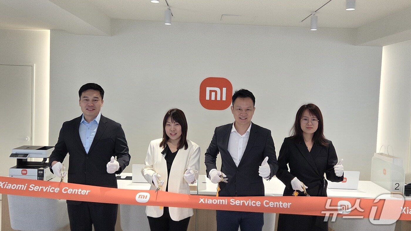 본문 이미지 - 왼쪽부터 알론소 최 샤오미코리아 AS팀장, 리사 리 에스에프익스프레스 코리아 CEO, 조니 우 샤오미코리아 사장, 조안나 친 동아시아 AS팀장이 서울역 인근 샤오미 서비스 센터 개소식에서 테이프 커팅식을 하고 있다. 2025.10.22 뉴스1 ⓒNews1 김민석 기자