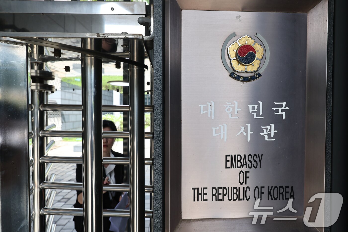 본문 이미지 - 22일&#40;현지시간&#41; 캄보디아 프놈펜 주캄보디아 한국 대사관에서 동남아 지역 내 한국인 대상 범죄 급증 실태 및 대사관 대응 체계 등이 집중적으로 다뤄질 국회 외통위 현장 국장감사가 열렸다. 사진은 이날 주캄보디아 한국 대사관. 2025.10.22/뉴스1 ⓒ News1 김도우 기자