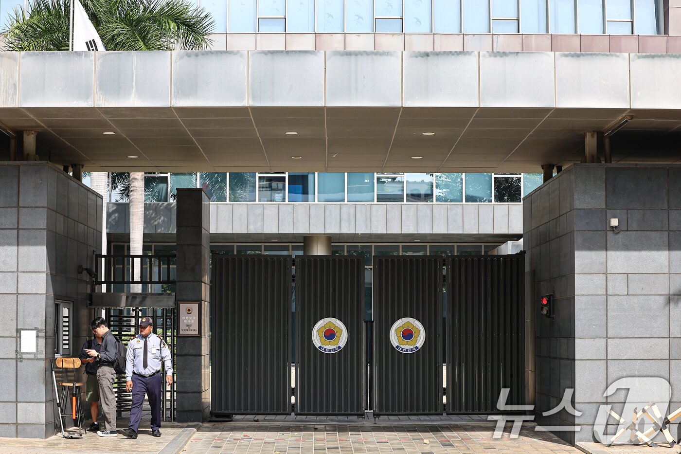 본문 이미지 - 22일&#40;현지시간&#41; 캄보디아 프놈펜 주캄보디아 한국 대사관. 2025.10.22/뉴스1 ⓒ News1 김도우 기자