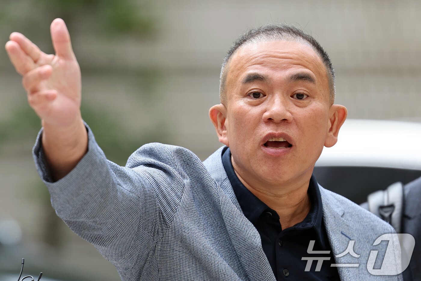 본문 이미지 - 공천개입 의혹을 받는 &#39;정치 브로커&#39; 명태균 씨가 22일 오후 서울 서초구 서울중앙지방법원에서 열린 김건희 여사의 주가 조작·통일교 뇌물·공천 개입 등 혐의 3차 공판에 증인으로 출석, 취재진의 질문에 답하고 있다. 2025.10.22/뉴스1 ⓒ News1 황기선 기자