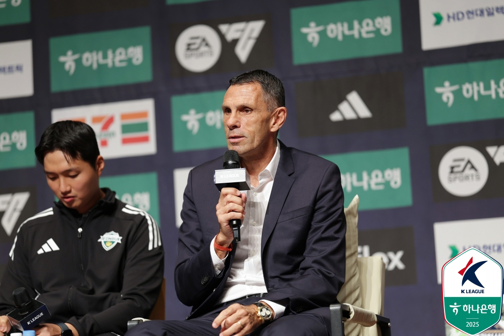 (서울=뉴스1) 김진환 기자 = 거스 포옛 전북 현대 감독이 22일 서울 마포구 누리꿈스퀘어에서 열린 하나은행 K리그1 2025 파이널라운드 미디어데이에 참석해 취재진 질문에 답변 …