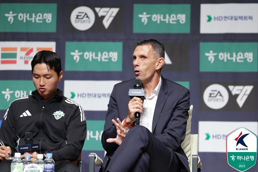 본문 이미지 - 거스 포옛 전북 현대 감독&#40;한국프로축구연맹 제공, 재판매 및 DB 금지&#41; 2025.10.22/뉴스1 ⓒ News1 김진환 기자