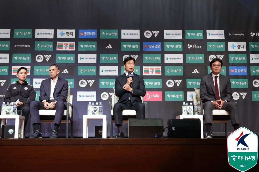 (서울=뉴스1) 김진환 기자 = 거스 포옛 전북 현대 감독(왼쪽부터), 정정용 김천 상무 감독, 황선홍 대전 하나시티즌 감독이 22일 서울 마포구 누리꿈스퀘어에서 열린 하나은행 K …