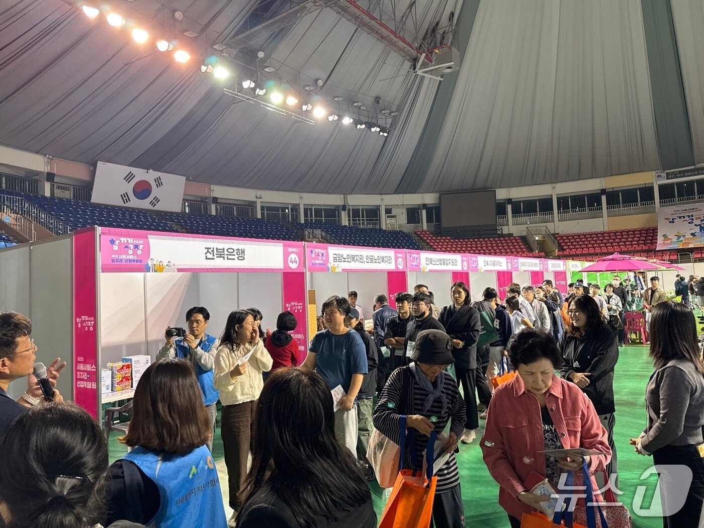 본문 이미지 - 22일 전북 전주실내체육관에서 &#39;제2회 사회서비스 일자리+산업박람회&#39;가 개막한 가운데 행사장 내부가 관람객들로 북적이고 있다.&#40;전북사회서비스원 제공. 재판매 및 DB금지&#41;/뉴스1 