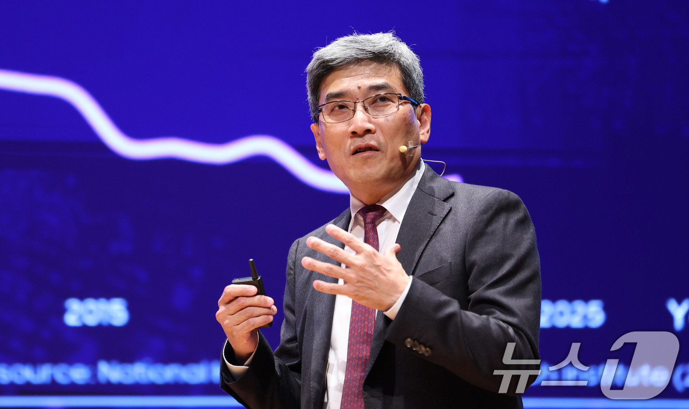 (서울=뉴스1) 박지혜 기자 = 송재혁 삼성전자 최고기술책임자(CTO)가 22일 오후 서울 강남구 코엑스에서 열린 제27회 반도체 대전(SEDEX 2025)에서 '시너지를 통한 반 …