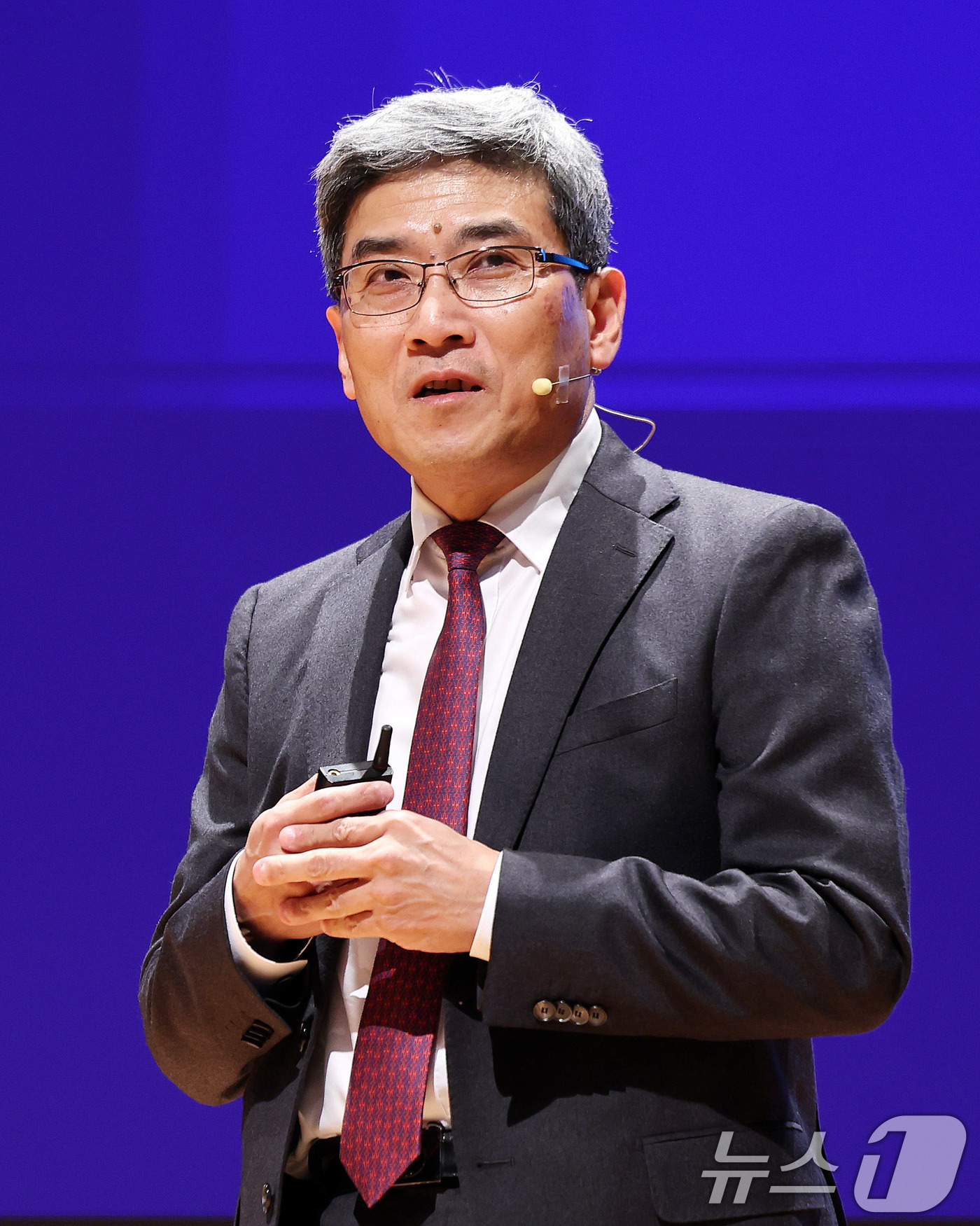 (서울=뉴스1) 박지혜 기자 = 송재혁 삼성전자 최고기술책임자(CTO)가 22일 오후 서울 강남구 코엑스에서 열린 제27회 반도체 대전(SEDEX 2025)에서 '시너지를 통한 반 …