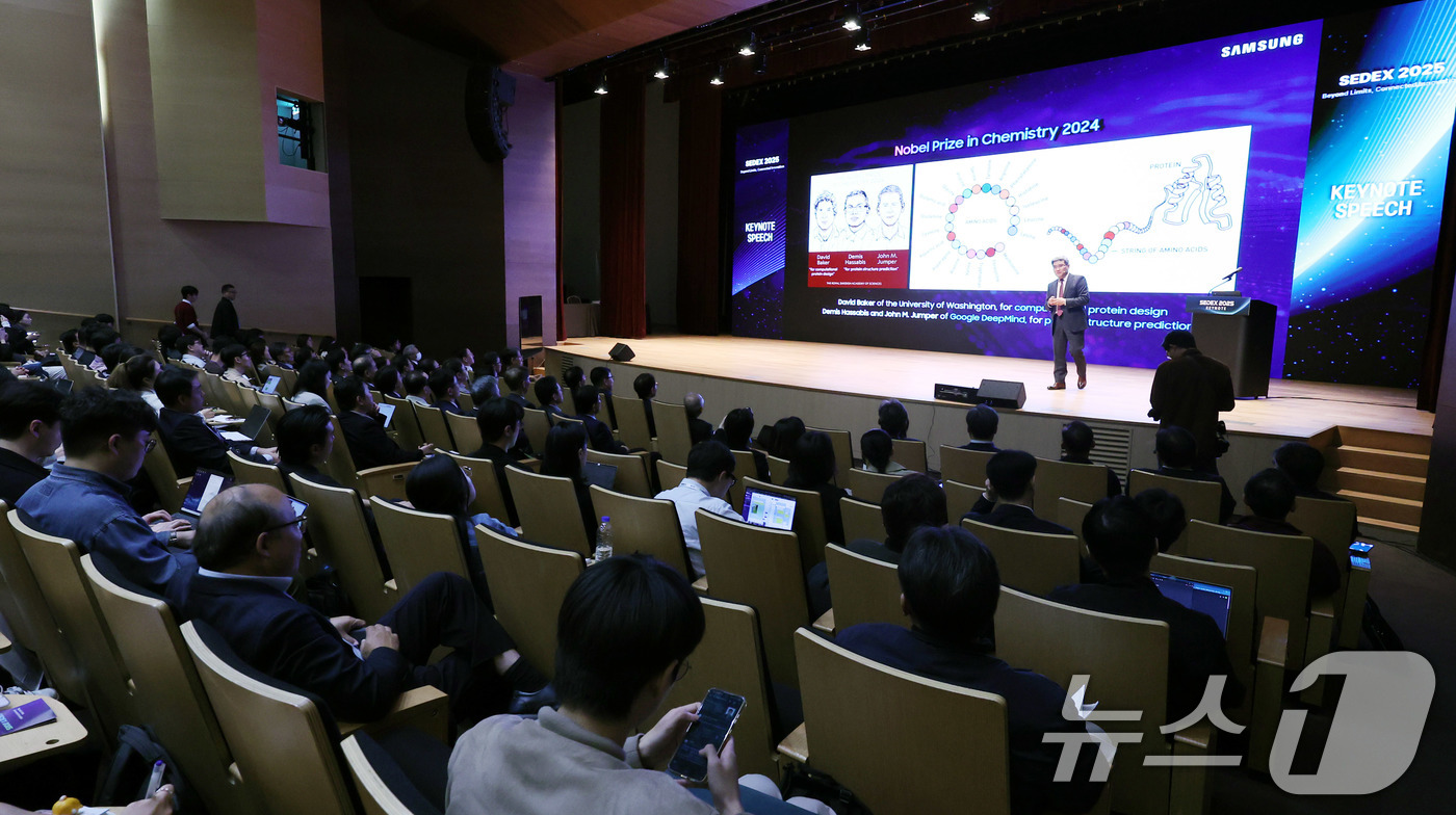 (서울=뉴스1) 박지혜 기자 = 송재혁 삼성전자 최고기술책임자(CTO)가 22일 오후 서울 강남구 코엑스에서 열린 제27회 반도체 대전(SEDEX 2025)에서 '시너지를 통한 반 …