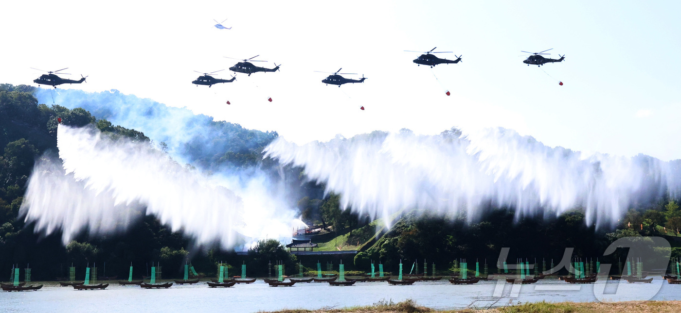 (공주=뉴스1) 김기남 기자 = 22일 오전 충남 공주시 금강변에서 열린 2025 산불진화 통합훈련에서 산불진화 헬기들이 공중 진화를 전개하고 있다. 이날 훈련은 충남, 공주, 산 …