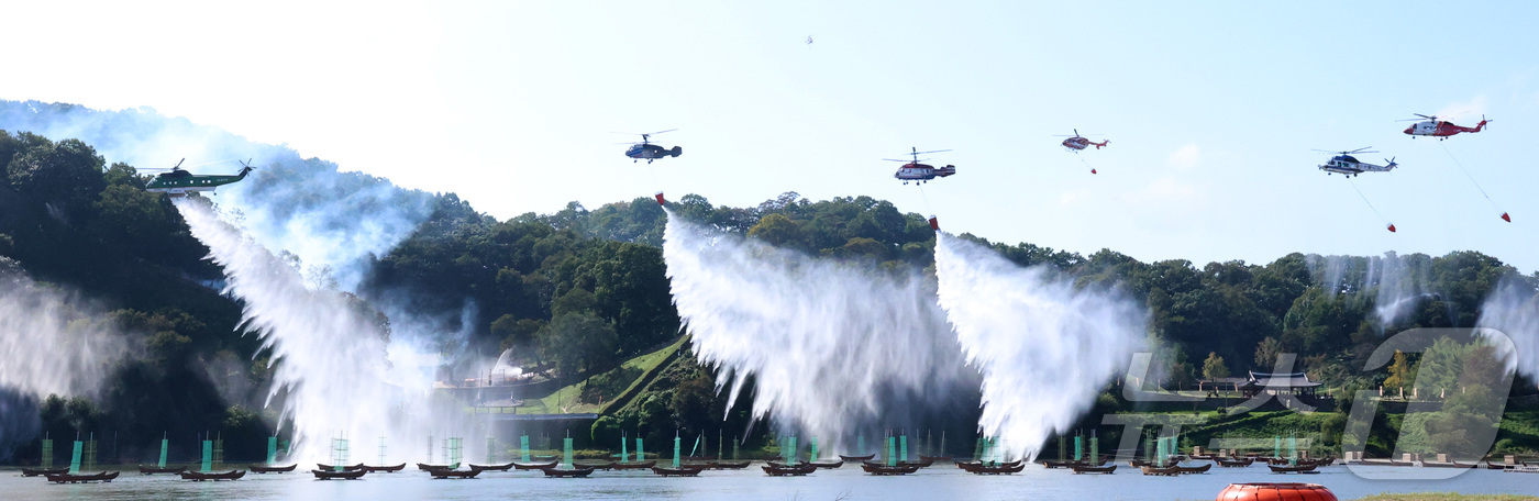 (공주=뉴스1) 김기남 기자 = 22일 오전 충남 공주시 금강변에서 열린 2025 산불진화 통합훈련에서 산불진화 헬기들이 공중 진화를 전개하고 있다. 이날 훈련은 충남, 공주, 산 …