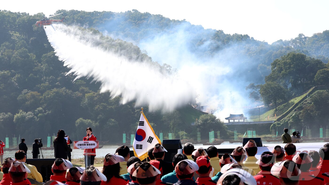 본문 이미지 - 22일 오전 충남 공주시 금강변에서 열린 2025 산불진화 통합훈련에서 산불진화 헬기들이 공중 진화를 전개하고 있다. 이날 훈련은 충남, 공주, 산림청, 소방, 군, 경찰, 기상청 등 7개 기관 총 650여 명이 참여했다. 2025.10.22/뉴스1 ⓒ News1 김기남 기자
