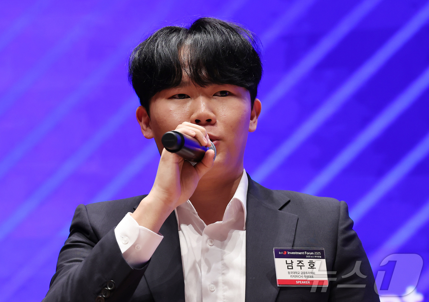 (서울=뉴스1) 장수영 기자 = 남주호 동국대 금융투자학회 리치 학생대표가 22일 서울 여의도 한국거래소에서 열린 2025 뉴스1 투자포럼(NIF)에서 MZ가 바라본 코스피 500 …