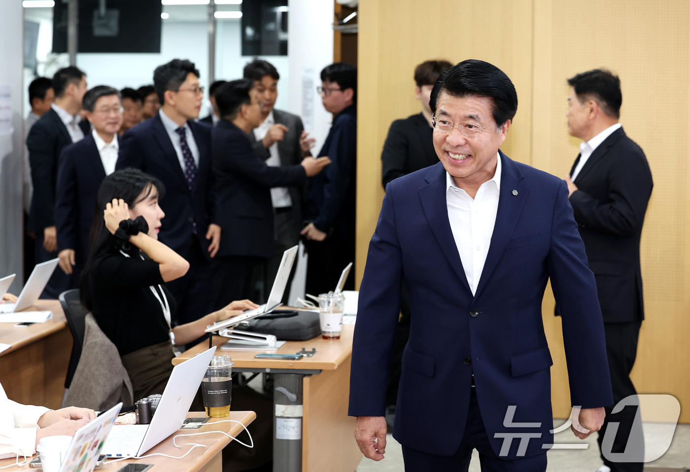 (서울=뉴스1) 이호윤 기자 = 서강석 송파구청장이 22일 서울시청에서 열린 정부의 10·15 주택시장 안정화 대책에 대한 서울시 자치구 공동성명서 발표 기자회견을 갖기 위해 입장 …