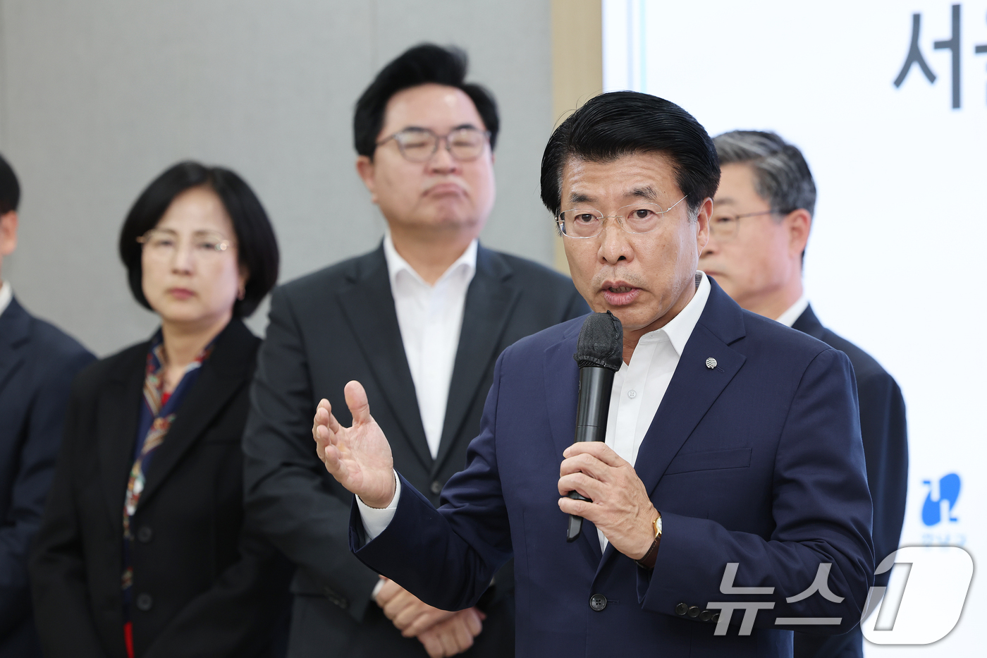 (서울=뉴스1) 이호윤 기자 = 서강석 송파구청장이 22일 서울시청에서 열린 정부의 10·15 주택시장 안정화 대책에 대한 서울시 자치구 공동성명서 발표 기자회견에서 기자들의 질문 …