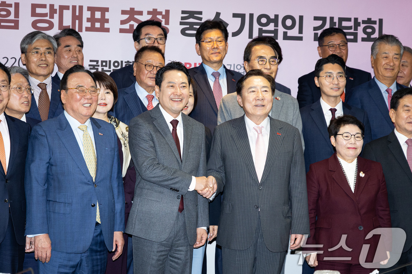 (서울=뉴스1) 유승관 기자 = 장동혁 국민의힘 대표와 김기문 중소기업중앙회장을 비롯한 참석자들이 22일 서울 여의도 중소기업중앙회에서 열린 장동혁 국민의힘 당대표 초청 중소기업인 …