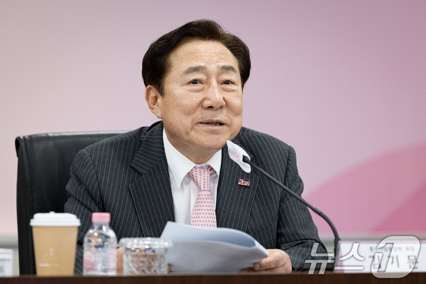 본문 이미지 - 김기문 중소기업중앙회장이 22일 서울 여의도 중소기업중앙회에서 열린 장동혁 국민의힘 당대표 초청 중소기업인 간담회에서 인사말을 하고 있다. 2025.10.22/뉴스1 ⓒ News1 유승관 기자