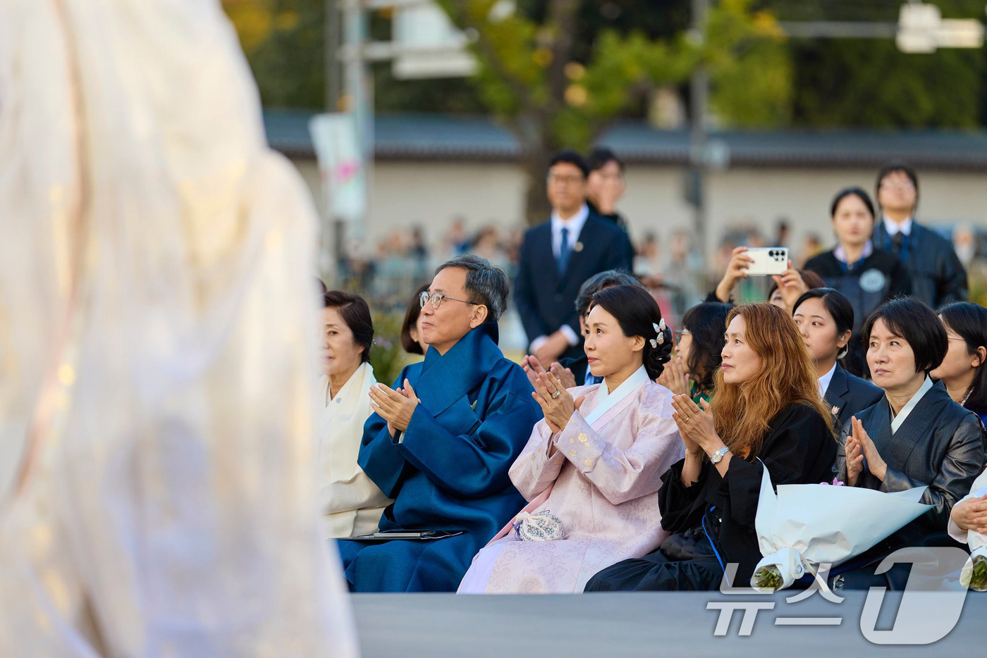 (서울=뉴스1) 허경 기자 = 이재명 대통령 부인 김혜경 여사가 지난 21일 서울 종로구 의정부시 역사유적 광장에서 한복의 날을 맞아 열린 '2025 한복문화주간 기념행사'에 참석 …