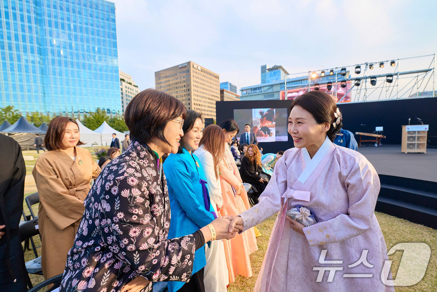(서울=뉴스1) 허경 기자 = 이재명 대통령 부인 김혜경 여사가 지난 21일 서울 종로구 의정부시 역사유적 광장에서 한복의 날을 맞아 열린 '2025 한복문화주간 기념행사'에서 참 …