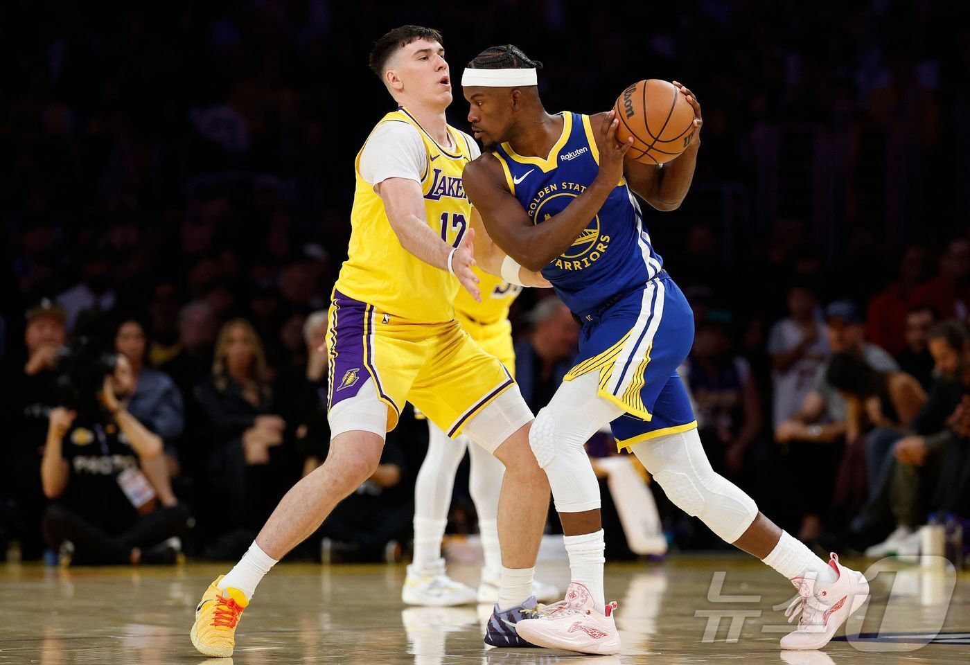 본문 이미지 - NBA 골든스테이트 버틀러&#40;오른쪽&#41;가 22일&#40;한국시간&#41; 레이커스와 경기에서 드리블을 하고 있다. ⓒ AFP=뉴스1