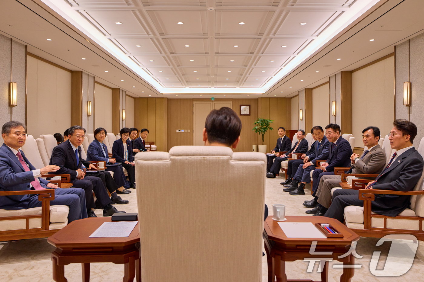 (서울=뉴스1) 허경 기자 = 이재명 대통령이 지난 21일 서울 용산 대통령실 청사에서 국무위원들과 차담회를 하고 있다. (대통령실 제공. 재판매 및 DB 금지) 2025.10.2 …