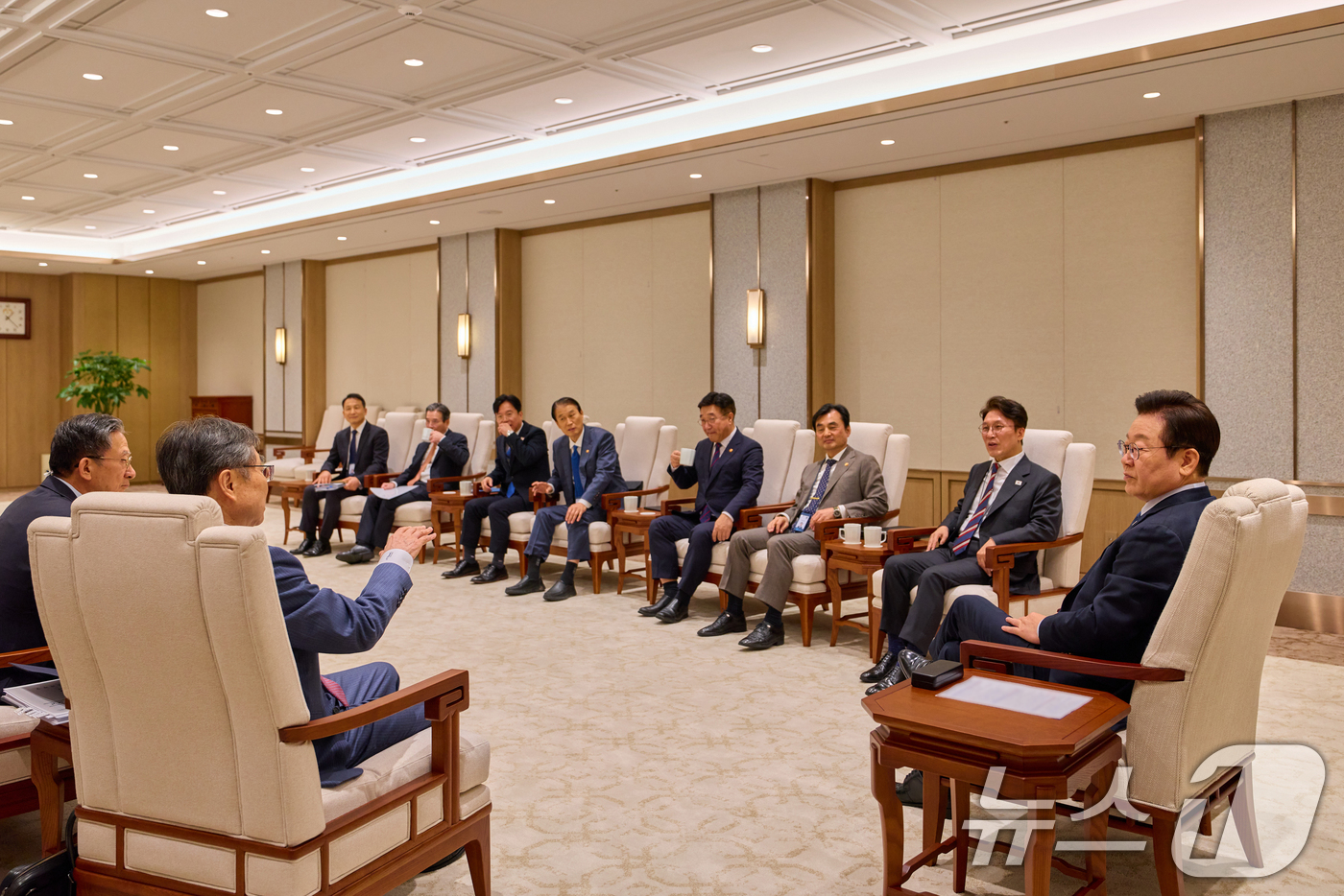 (서울=뉴스1) 허경 기자 = 이재명 대통령이 지난 21일 서울 용산 대통령실 청사에서 국무위원들과 차담회를 하고 있다. (대통령실 제공. 재판매 및 DB 금지) 2025.10.2 …