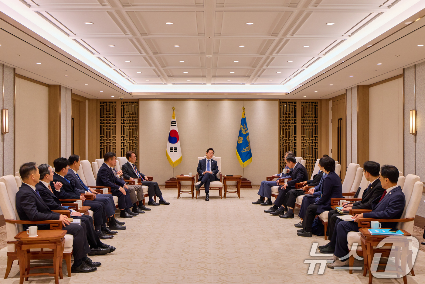 (서울=뉴스1) 허경 기자 = 이재명 대통령이 지난 21일 서울 용산 대통령실 청사에서 국무위원들과 차담회를 하고 있다. (대통령실 제공. 재판매 및 DB 금지) 2025.10.2 …