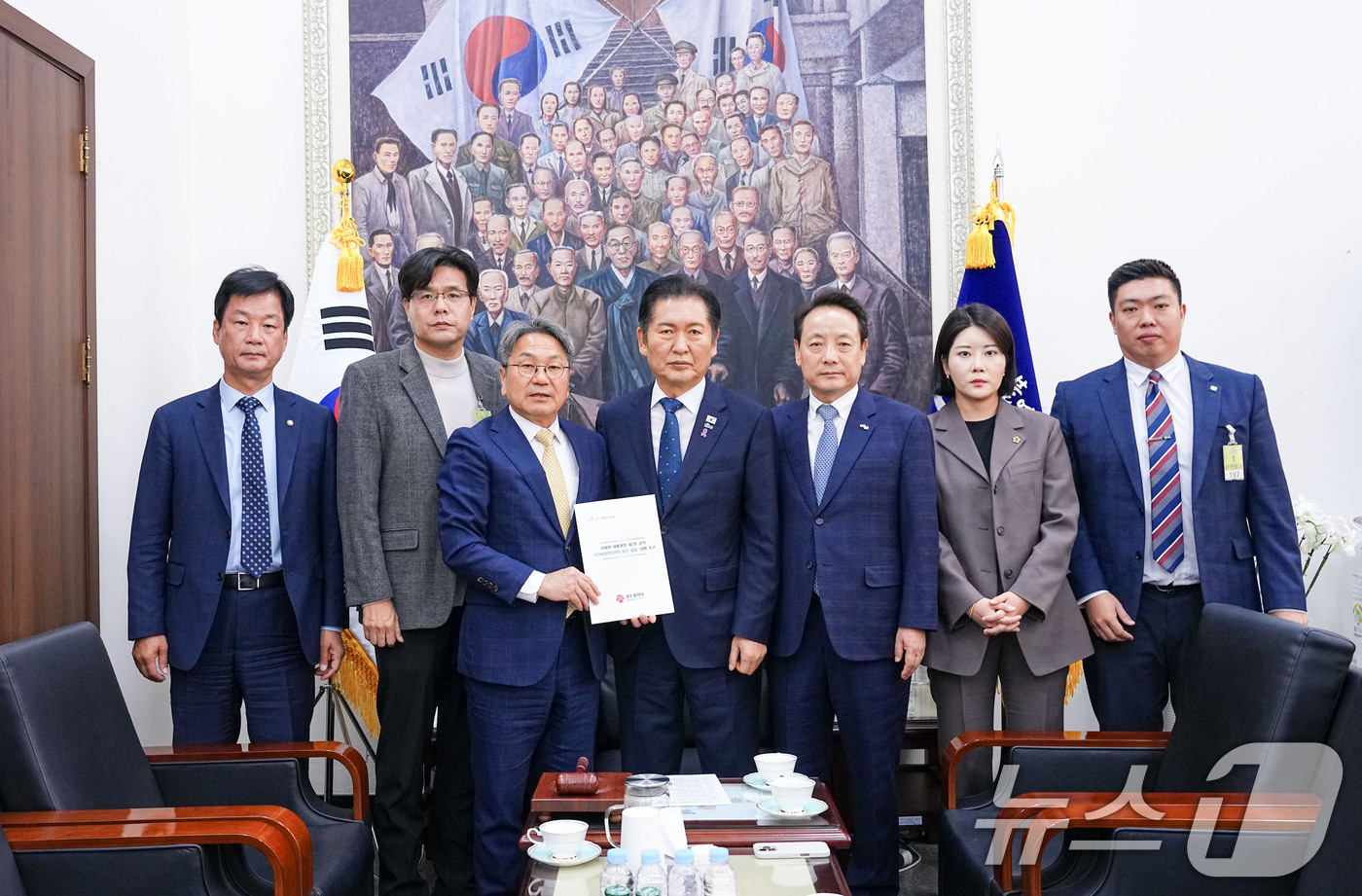 (광주=뉴스1) 박준배 기자 = 강기정 광주시장을 비롯한 광주 미래산업 비상회의 대표단이 22일 서울 국회 본관에서 정청래 더불어민주당 대표를 만나 이재명 대통령의 제1호 공약이자 …