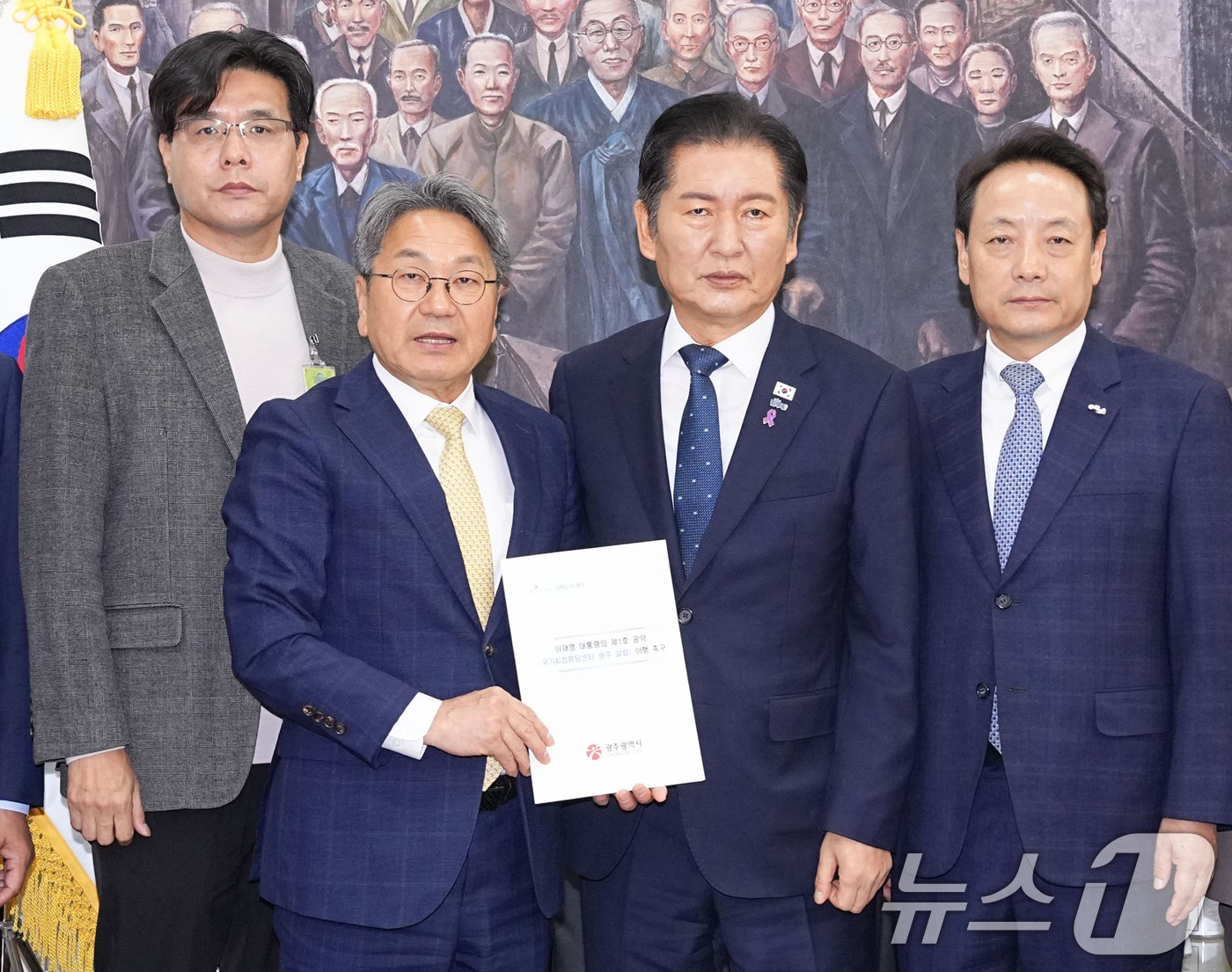 (광주=뉴스1) 박준배 기자 = 강기정 광주시장을 비롯한 광주 미래산업 비상회의 대표단이 22일 서울 국회 본관에서 정청래 더불어민주당 대표를 만나 이재명 대통령의 제1호 공약이자 …