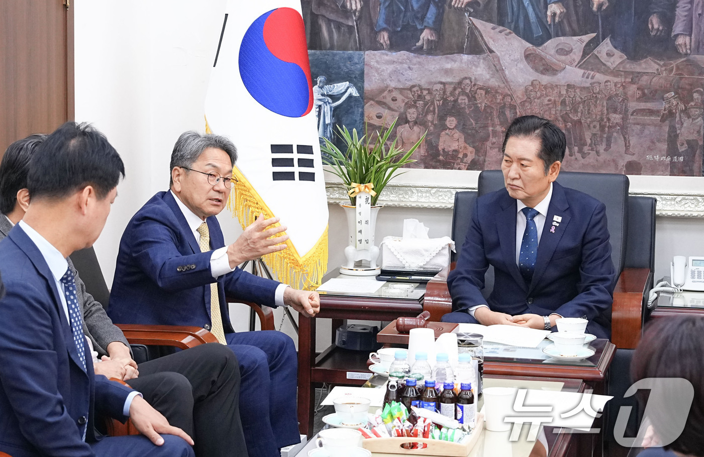 (광주=뉴스1) 박준배 기자 = 강기정 광주시장이 22일 서울 국회 본관에서 정청래 더불어민주당 대표를 만나 이재명 대통령의 핵심 공약이자 국정운영 5개년 계획에 포함된 '국가 A …