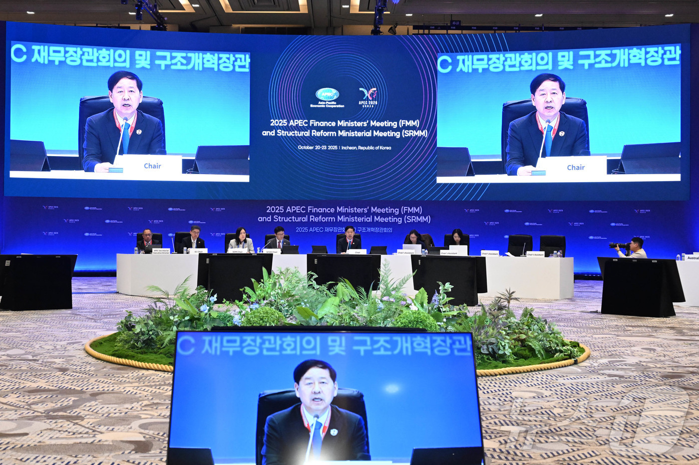 (서울=뉴스1) = 구윤철 경제부총리 겸 기획재정부 장관이 10월 22일 인천 인스파이어 리조트에서 열린 아시아-태평양경제협력체(APEC) 구조개혁장관회의에서 개회사를 하고 있다. …