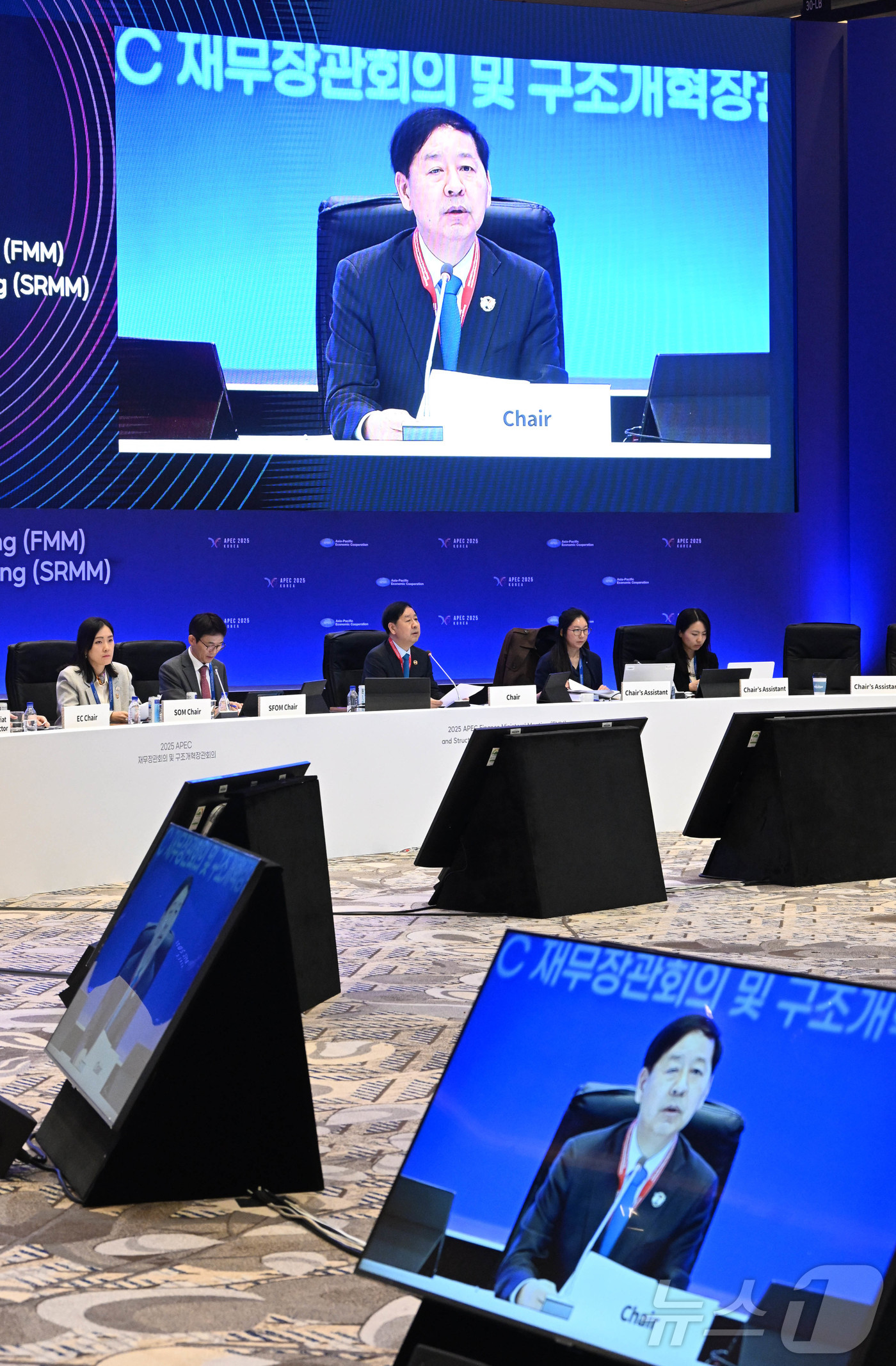 (서울=뉴스1) = 구윤철 경제부총리 겸 기획재정부 장관이 10월 22일 인천 인스파이어 리조트에서 열린 아시아-태평양경제협력체(APEC) 구조개혁장관회의에서 개회사를 하고 있다. …