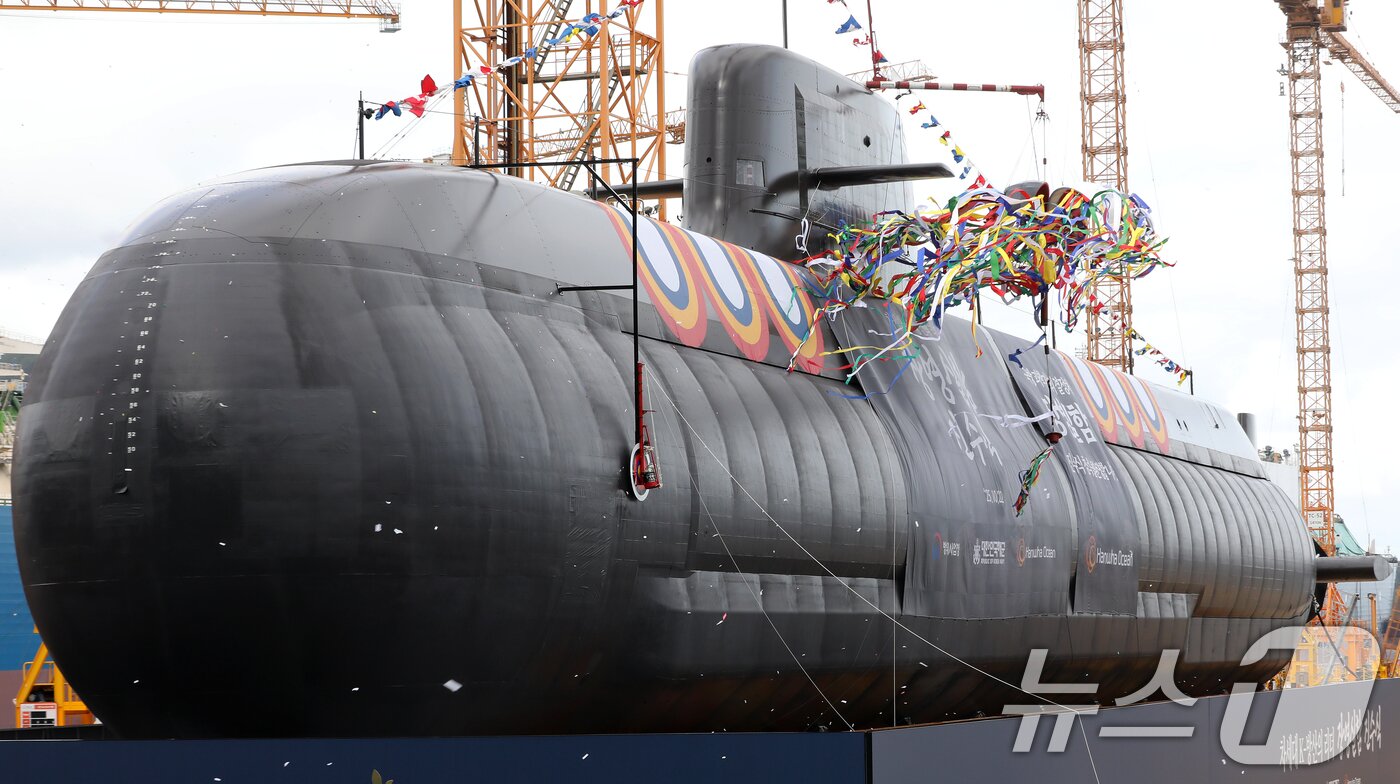 본문 이미지 - 22일 오후 경남 거제 한화오션 거제사업장에서 장보고-Ⅲ Batch-Ⅱ 1번함인 장영실함 진수식이 열리고 있다. 2025.10.22/뉴스1 ⓒ News1 윤일지 기자