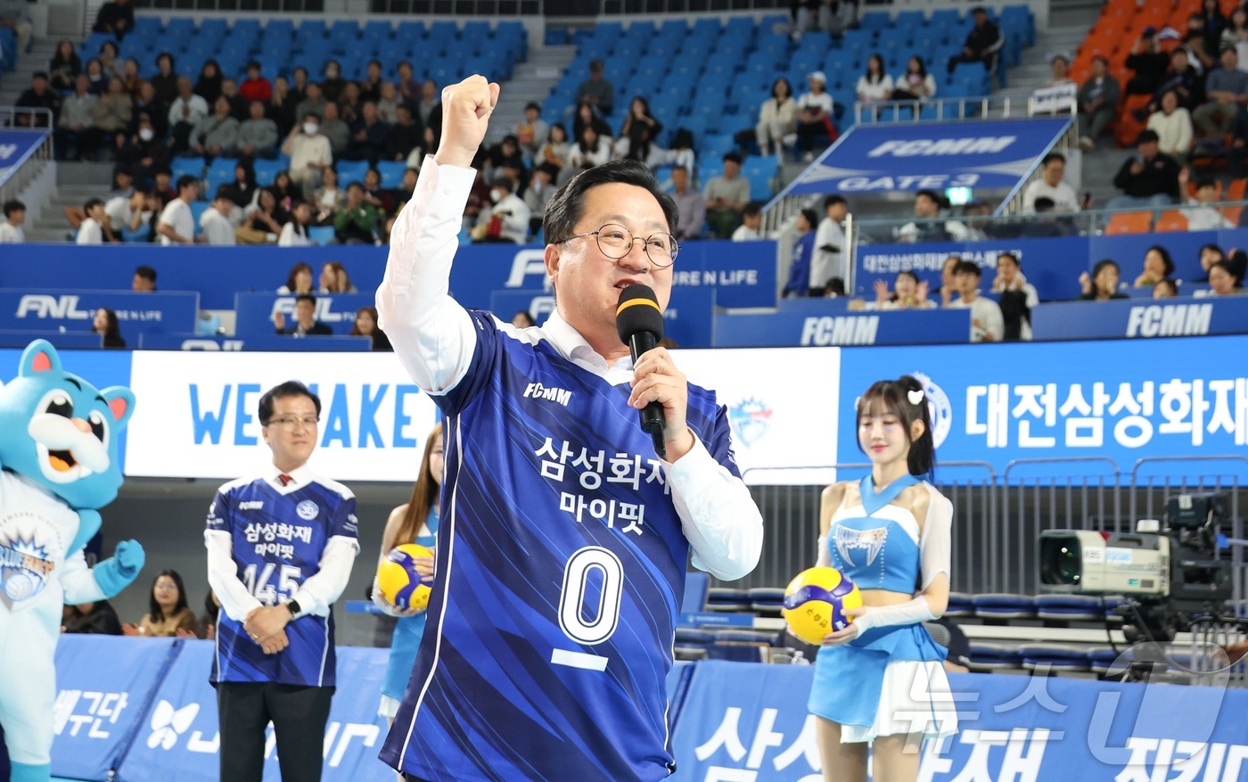 (대전=뉴스1) 이동원 기자 = 이장우 대전시장은 21일 대전충무체육관에서, 6개월간의 V-리그 대장정에 나서는 연고팀 대전 삼성화재 블루팡스의 승리를 기원하는 시구에 참여했다.1 …