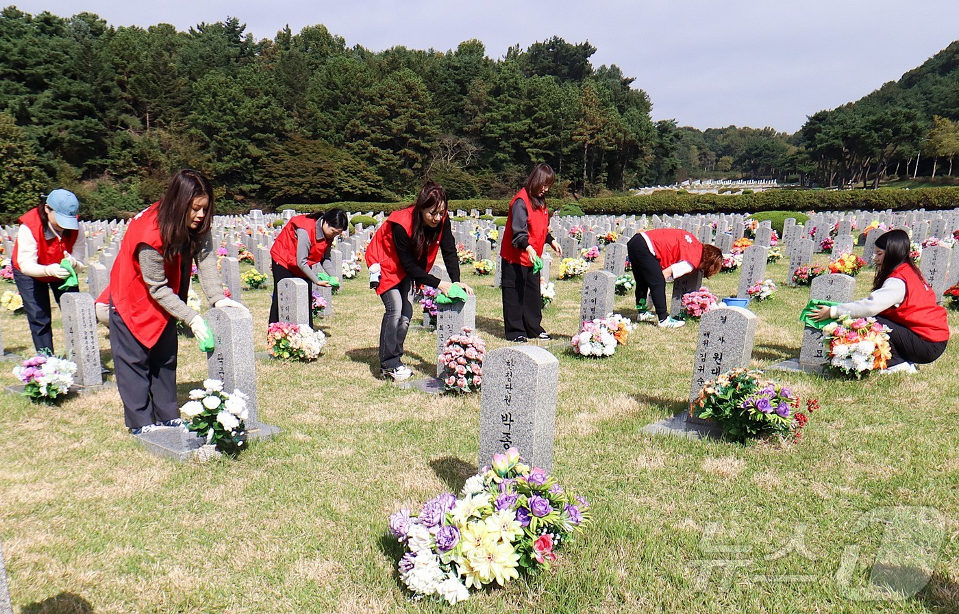 (대전=뉴스1) 이동원 기자 = 대전신세계 Art & Science 임직원 봉사단은 22일 국립대전현충원에서 묘역 환경정화 봉사활동을 펼쳤다.이날 봉사단은 특별히 10월 21일 ‘ …