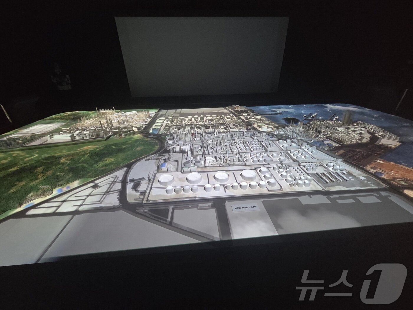 본문 이미지 - 에쓰오일 홍보관에 마련된 울산 공장 축소 모형. 2025.10.22/뉴스1 ⓒ News1 박주평 기자