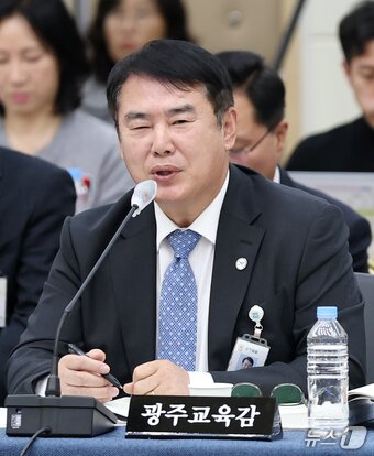 본문 이미지 - 이정선 광주교육감이 22일 전북 전주시 전북대학교 진수당에 열린 국회 교육위원회 국정감사에서 질의에 답변을 하고 있다. 2025.10.22/뉴스1 ⓒ News1 유경석 기자