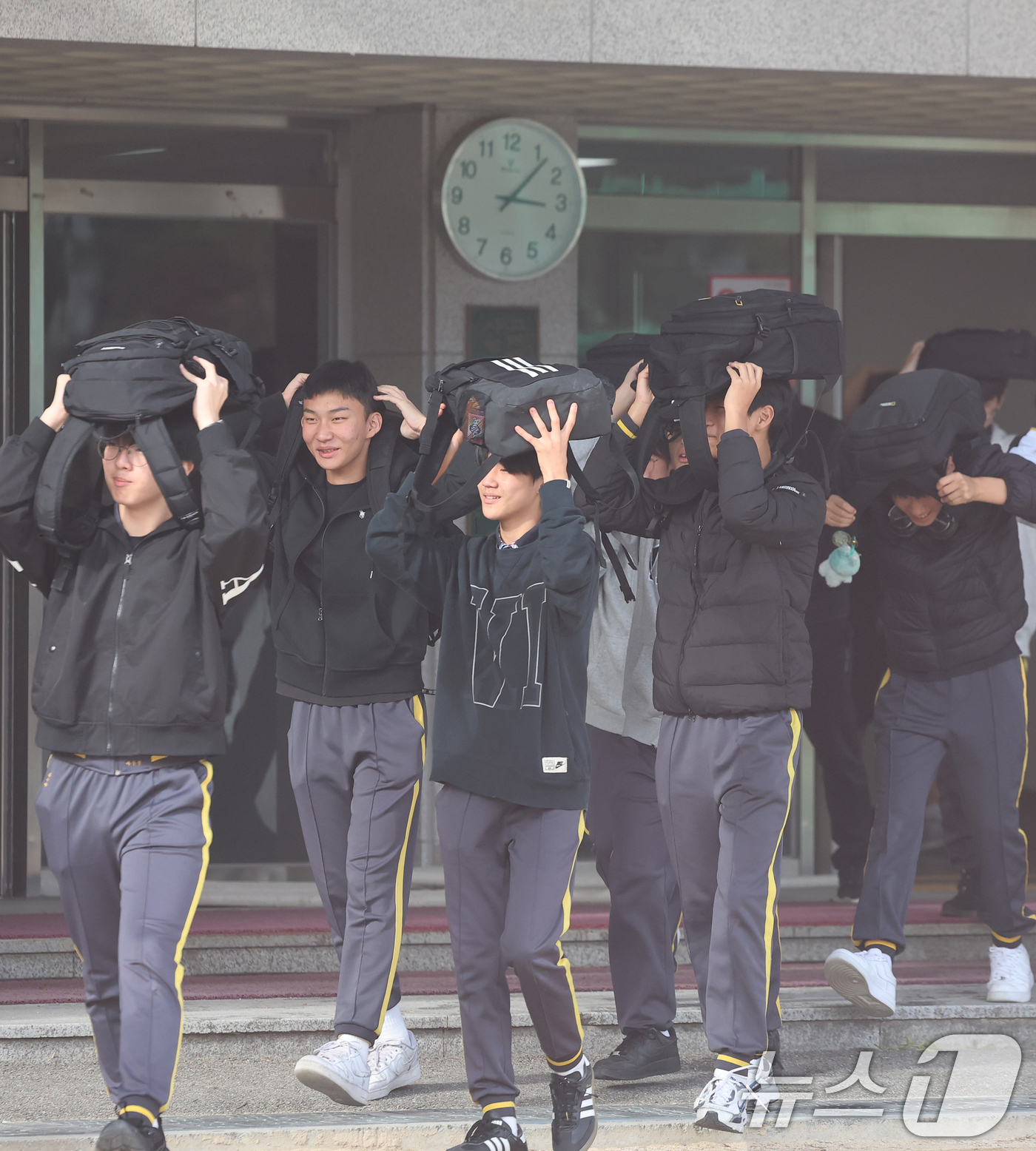 (서울=뉴스1) 오대일 기자 = 22일 오후 서울 강북구 고려대학교 사범대학 부속중학교에서 열린 2025년 긴급구조종합훈련에서 학생들이 지진 대피 훈련을 하고 있다.지진으로 대형 …
